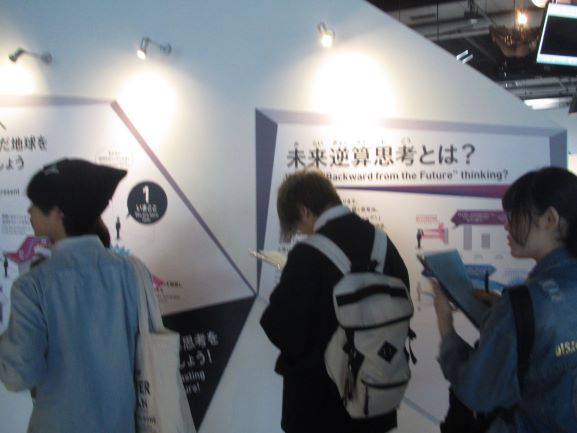 仲間とともに課題に取り組む